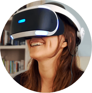 Elise met een virtual reality headset.